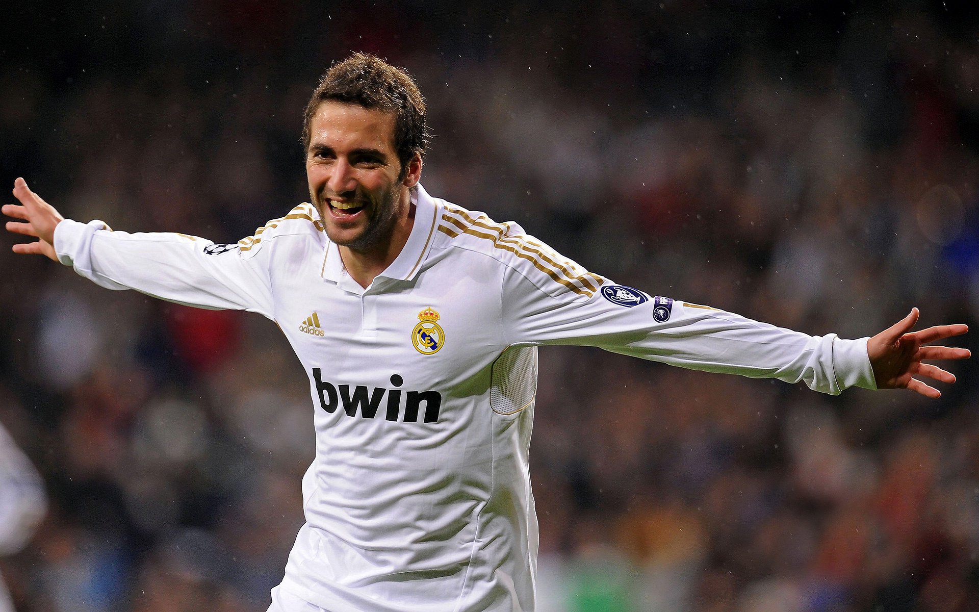 五大联赛是否鼓励中场球员提前站位覆盖断球线路，五大联赛中锋