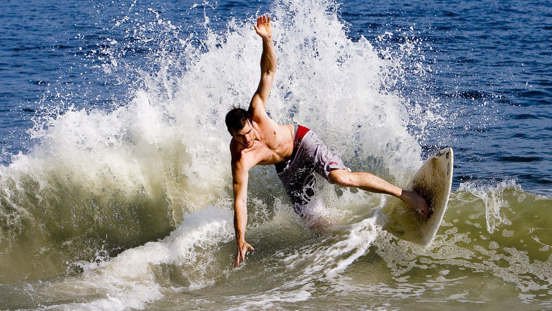 曼联发布全新主场球衣设计，曼联主场球服